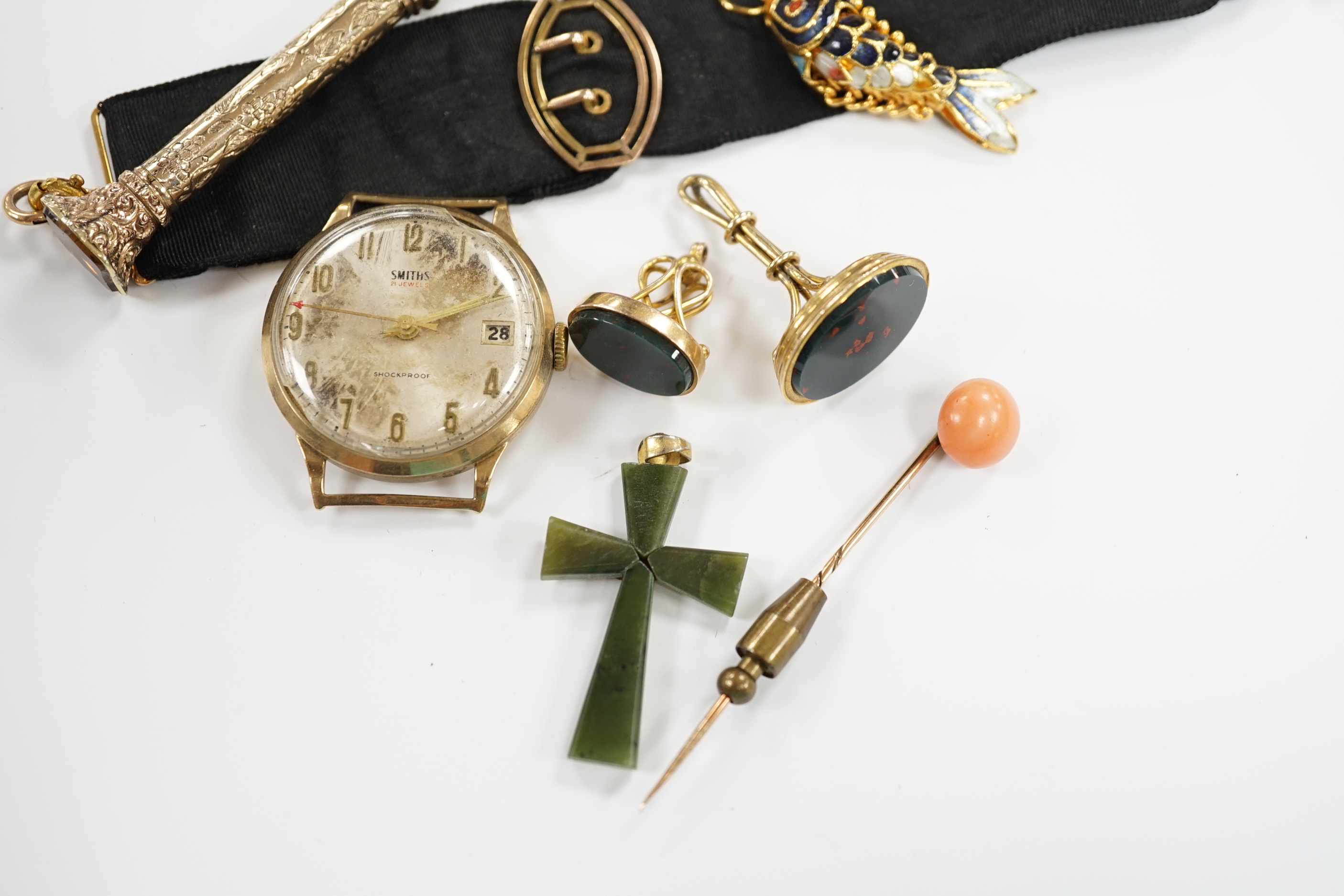 Sundry jewellery including a pair of 9ct gold and tiger's eye quartz cufflinks, two 9ct and bloodstone set fob seals, an enamelled articulated fish pendant/charm and five other items, including a yellow metal overlaid pr